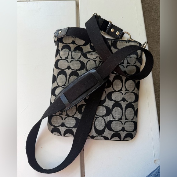 Gorgeous COACH Black & Gray Signature Crossbody. Very clean EUC - Picture 10 of 13